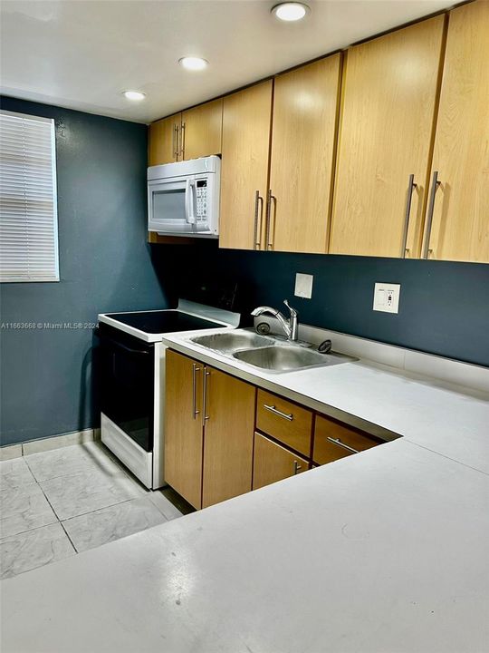 For Rent: $2,100 (1 beds, 1 baths, 650 Square Feet)