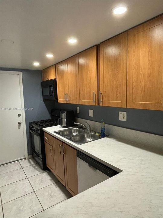 For Rent: $2,375 (2 beds, 2 baths, 1000 Square Feet)