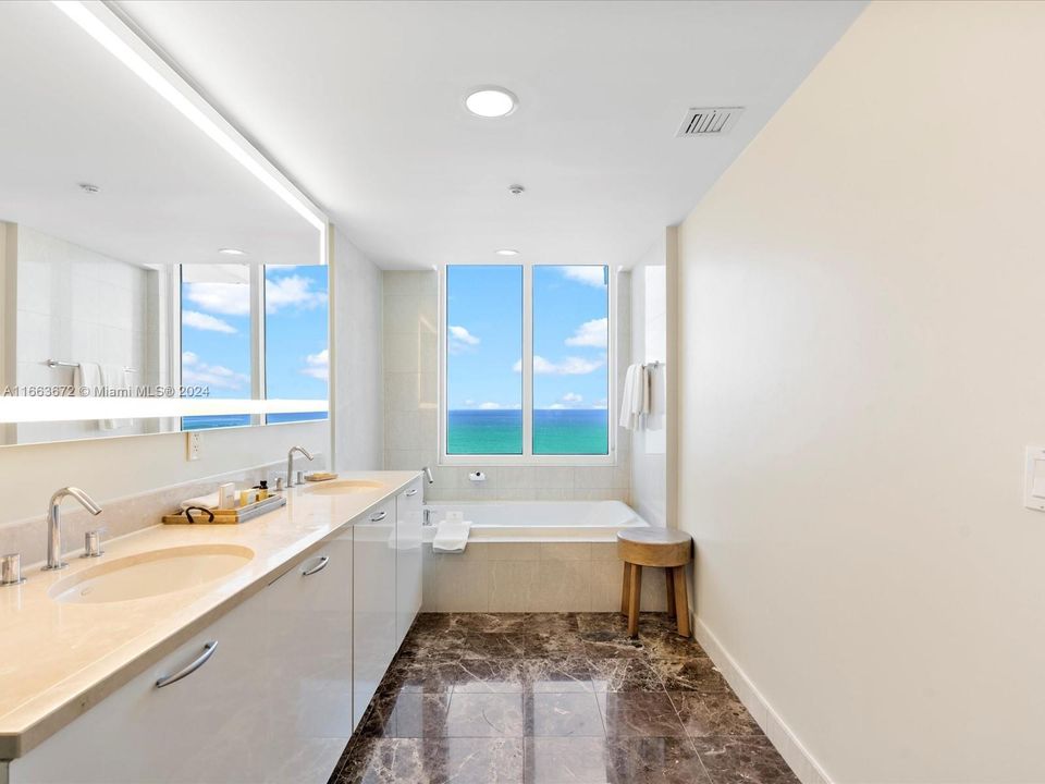 For Sale: $658,000 (1 beds, 2 baths, 1028 Square Feet)