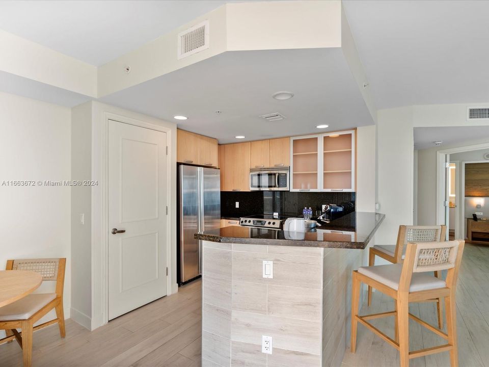 For Sale: $658,000 (1 beds, 2 baths, 1028 Square Feet)