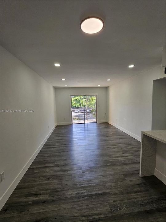 For Rent: $2,100 (2 beds, 1 baths, 880 Square Feet)