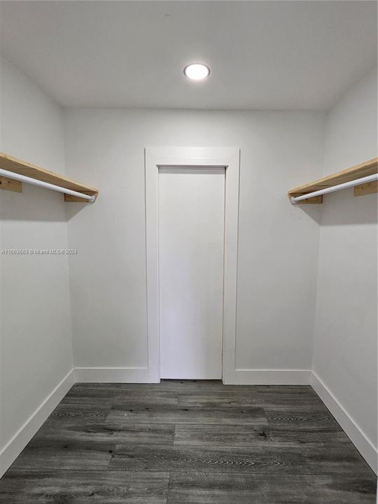 For Rent: $2,100 (2 beds, 1 baths, 880 Square Feet)