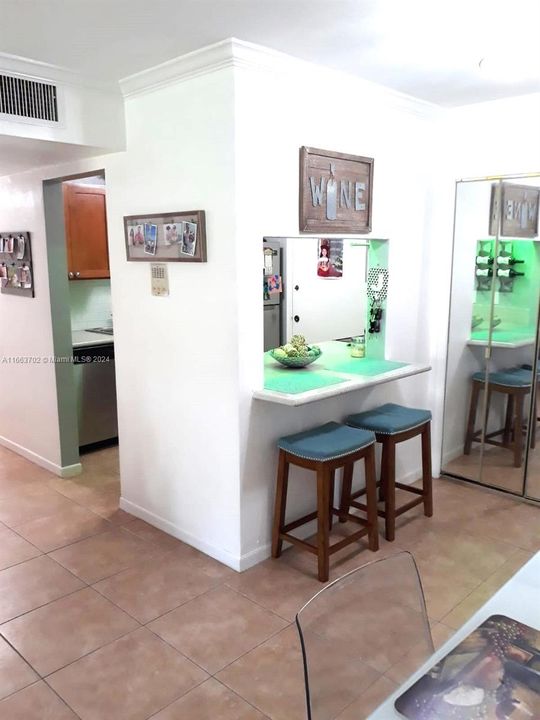 For Sale: $250,000 (2 beds, 1 baths, 880 Square Feet)