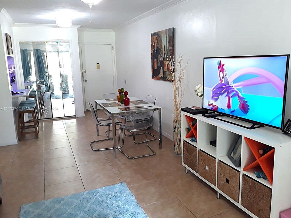 En Venta: $250,000 (2 camas, 1 baños, 880 Pies cuadrados)