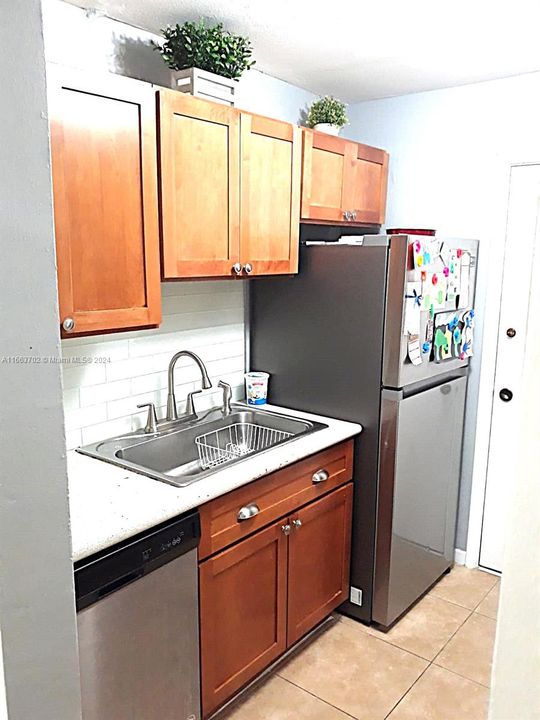 For Sale: $250,000 (2 beds, 1 baths, 880 Square Feet)