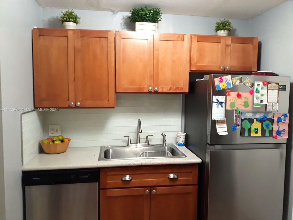 For Sale: $250,000 (2 beds, 1 baths, 880 Square Feet)