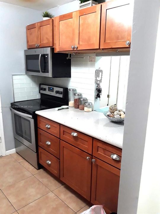 For Sale: $250,000 (2 beds, 1 baths, 880 Square Feet)