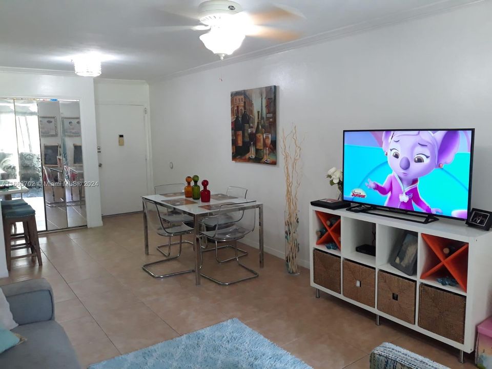 En Venta: $250,000 (2 camas, 1 baños, 880 Pies cuadrados)