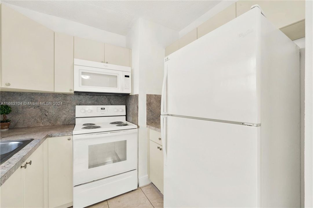 For Rent: $3,000 (3 beds, 2 baths, 2924 Square Feet)