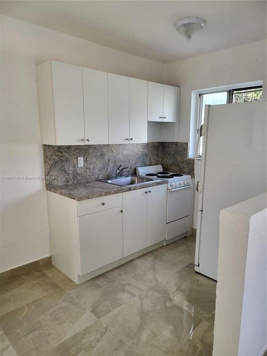 Active With Contract: $1,900 (1 beds, 1 baths, 590 Square Feet)