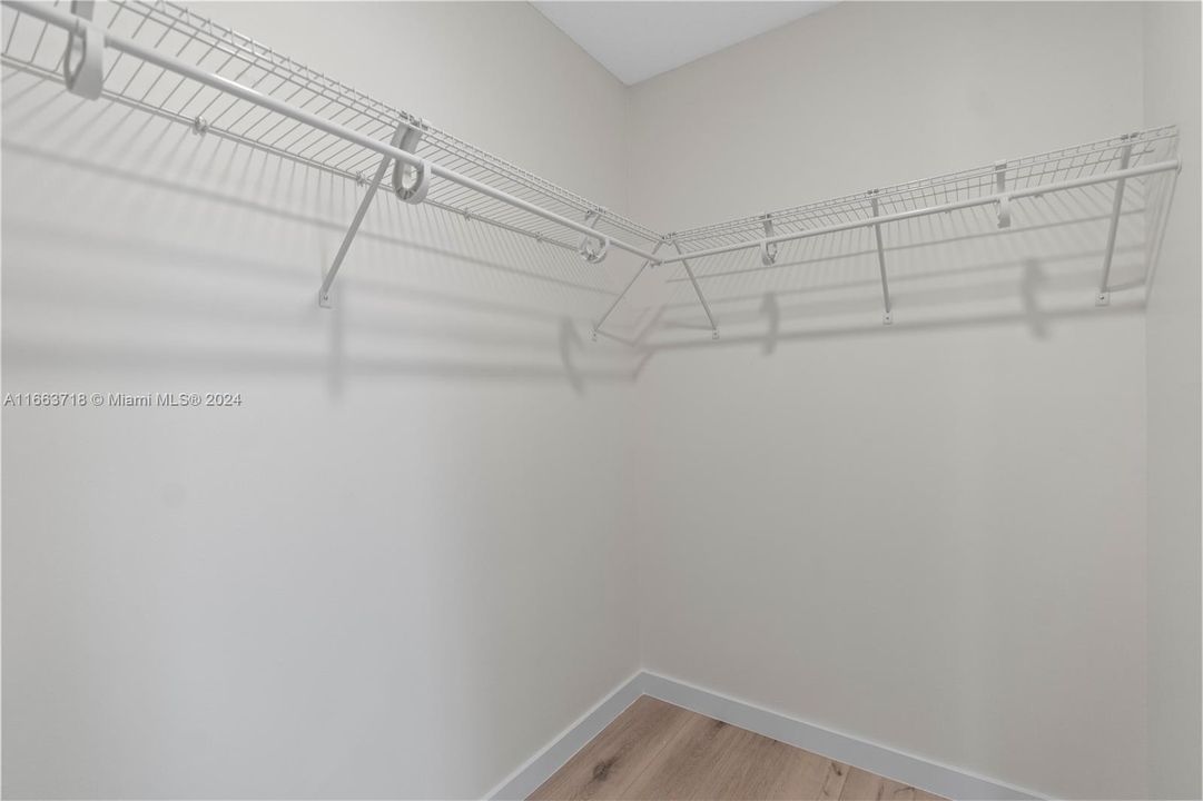 WALK-IN CLOSET