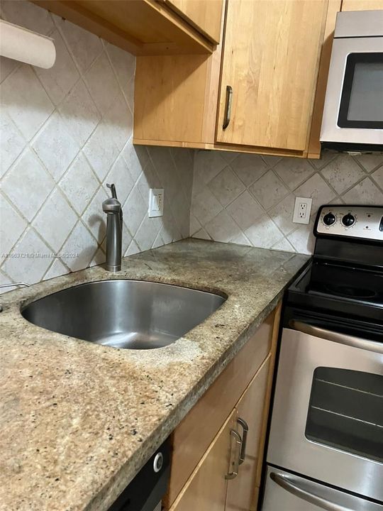 For Rent: $2,000 (2 beds, 2 baths, 890 Square Feet)