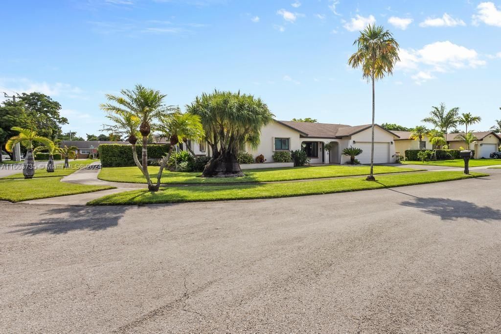 For Sale: $735,000 (4 beds, 2 baths, 1905 Square Feet)