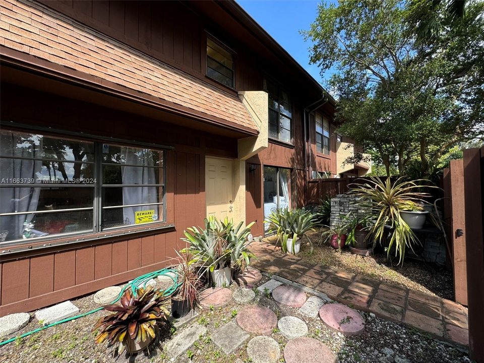 For Sale: $335,000 (2 beds, 2 baths, 1330 Square Feet)