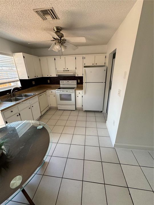 For Rent: $2,550 (2 beds, 2 baths, 1100 Square Feet)