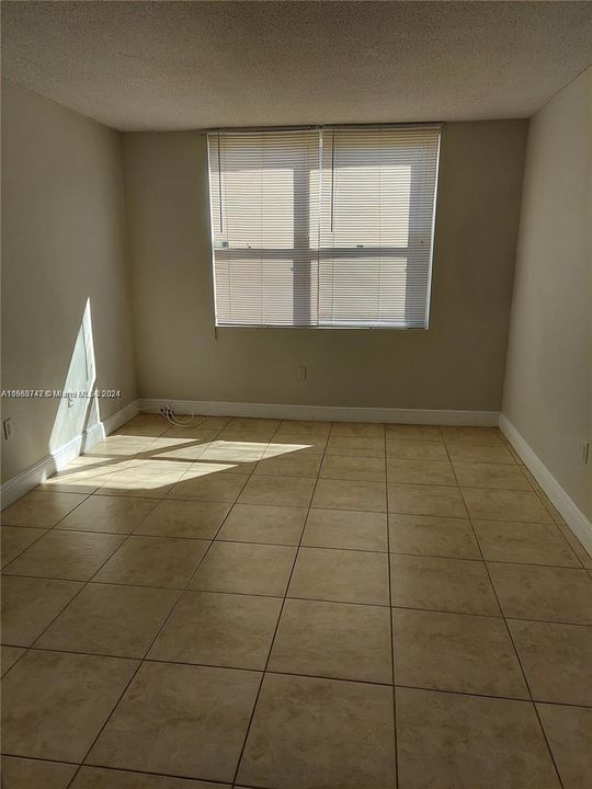 For Sale: $208,000 (1 beds, 1 baths, 714 Square Feet)