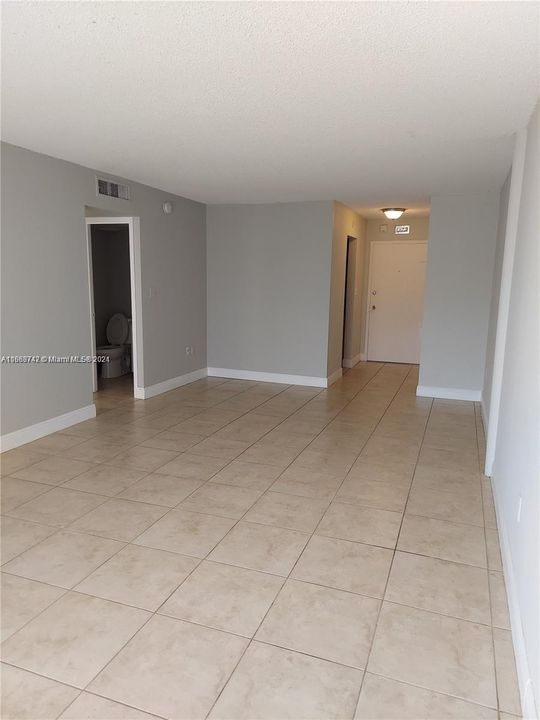 For Sale: $208,000 (1 beds, 1 baths, 714 Square Feet)