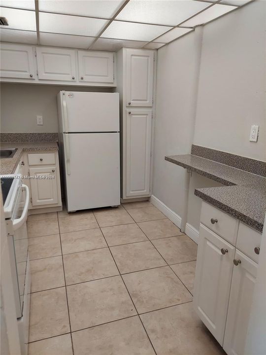 For Sale: $208,000 (1 beds, 1 baths, 714 Square Feet)