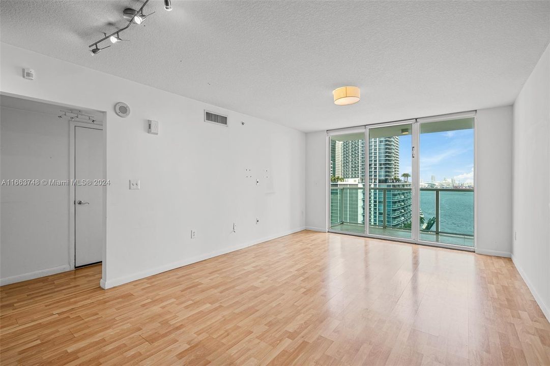 For Sale: $649,900 (2 beds, 2 baths, 1110 Square Feet)