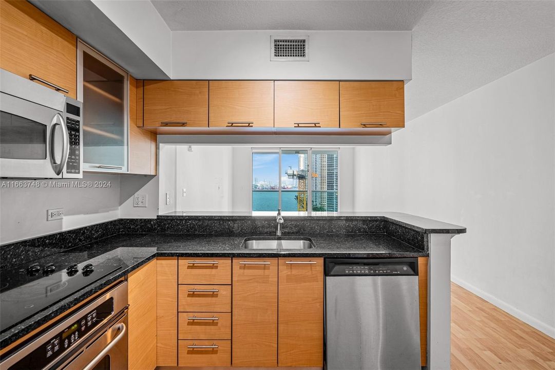 For Sale: $649,900 (2 beds, 2 baths, 1110 Square Feet)