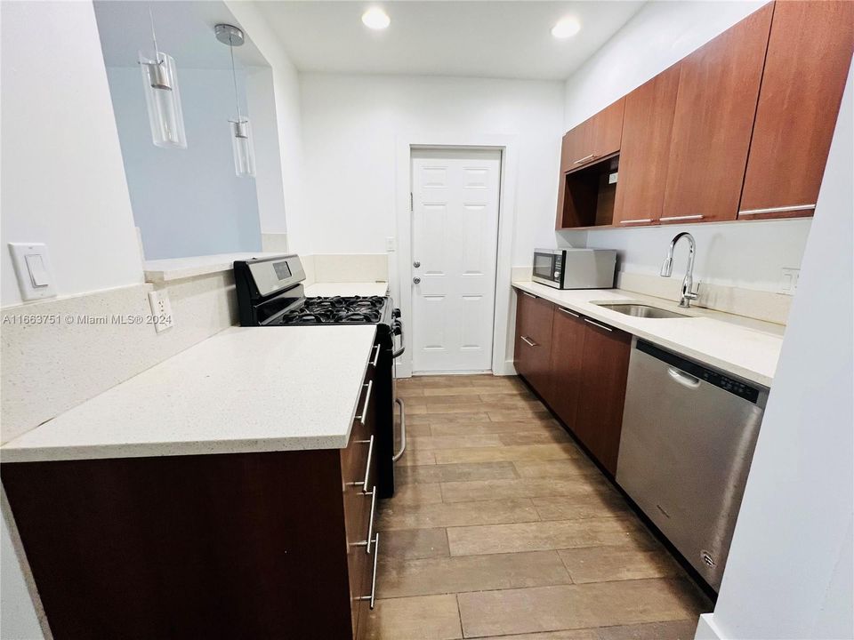 For Rent: $3,000 (2 beds, 2 baths, 1350 Square Feet)