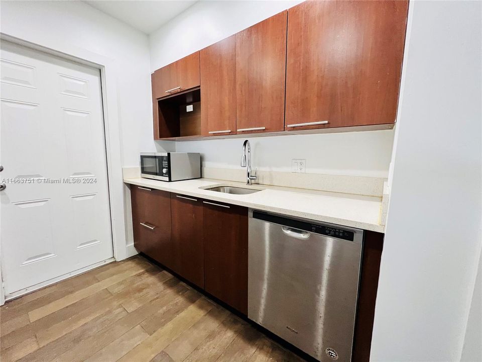 For Rent: $3,000 (2 beds, 2 baths, 1350 Square Feet)