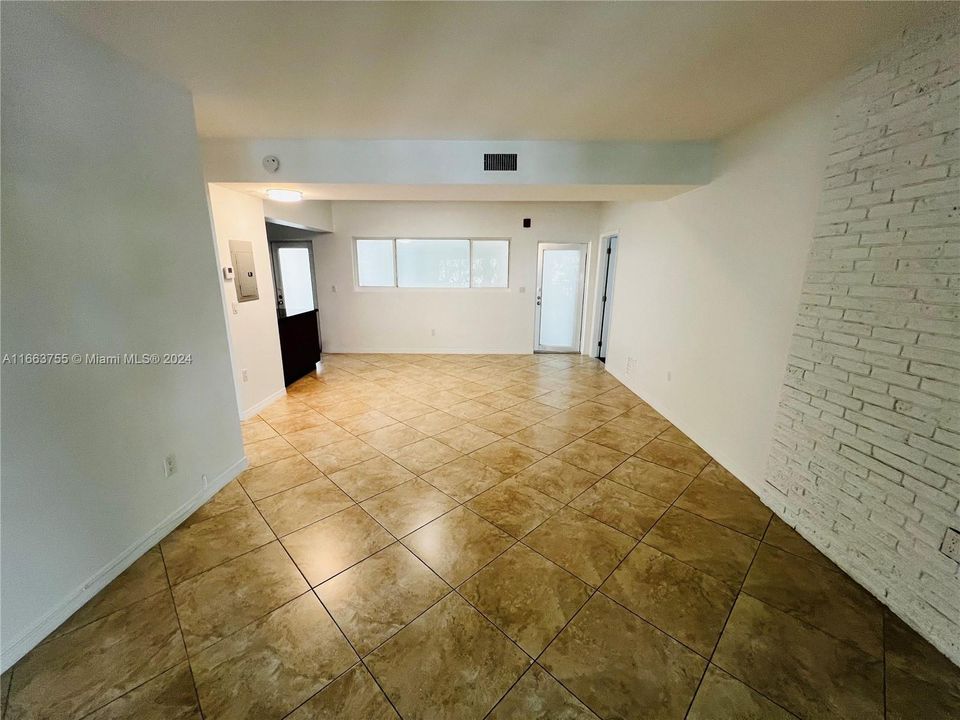 For Rent: $2,850 (2 beds, 1 baths, 1200 Square Feet)