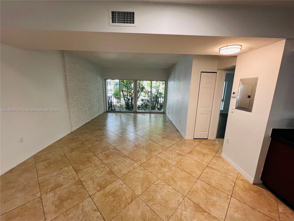 For Rent: $2,850 (2 beds, 1 baths, 1200 Square Feet)