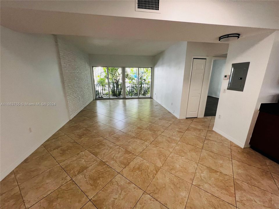 For Rent: $2,850 (2 beds, 1 baths, 1200 Square Feet)