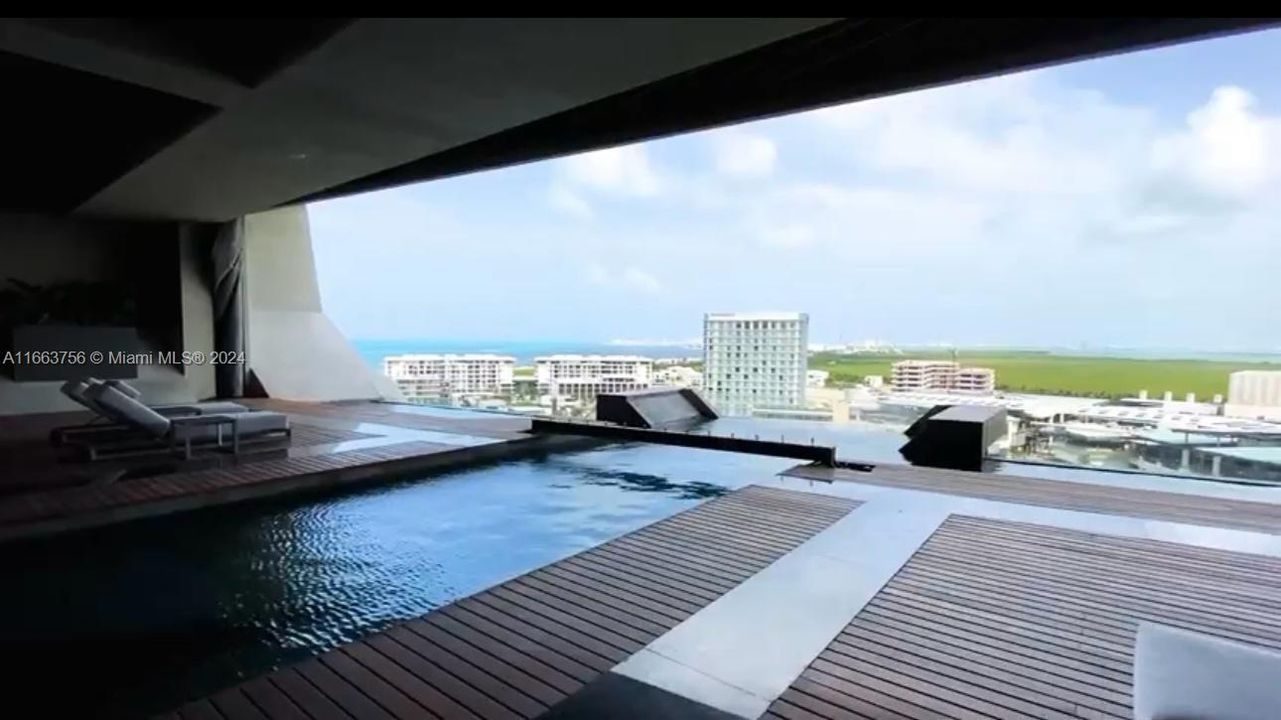 Infinity pool