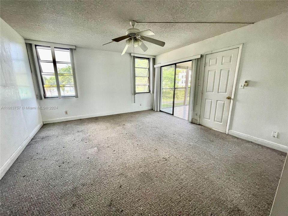 For Sale: $237,500 (2 beds, 2 baths, 1050 Square Feet)