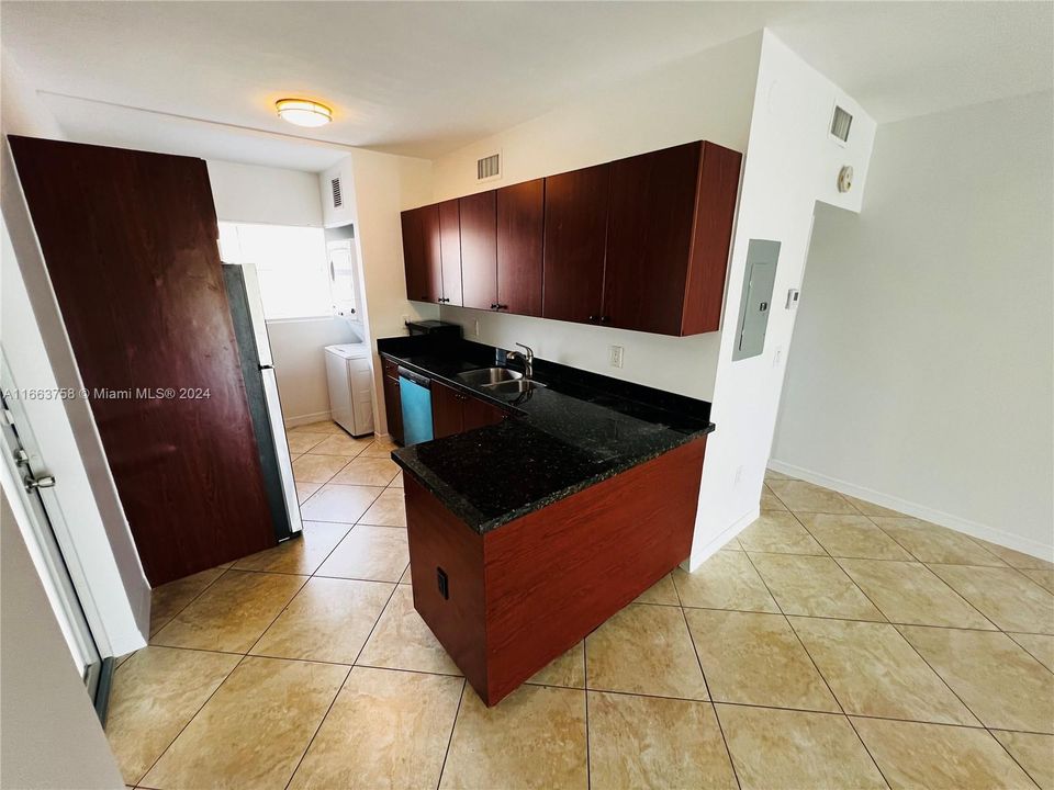 For Rent: $2,300 (1 beds, 1 baths, 800 Square Feet)