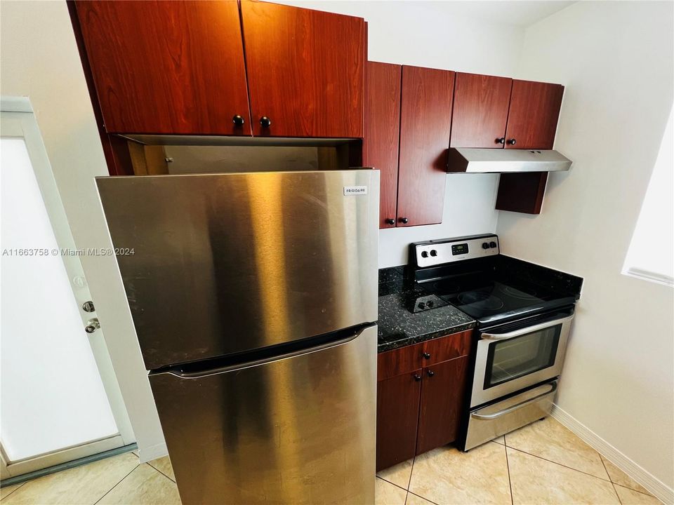 For Rent: $2,300 (1 beds, 1 baths, 800 Square Feet)