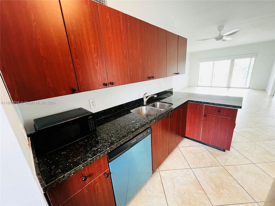 For Rent: $2,300 (1 beds, 1 baths, 800 Square Feet)