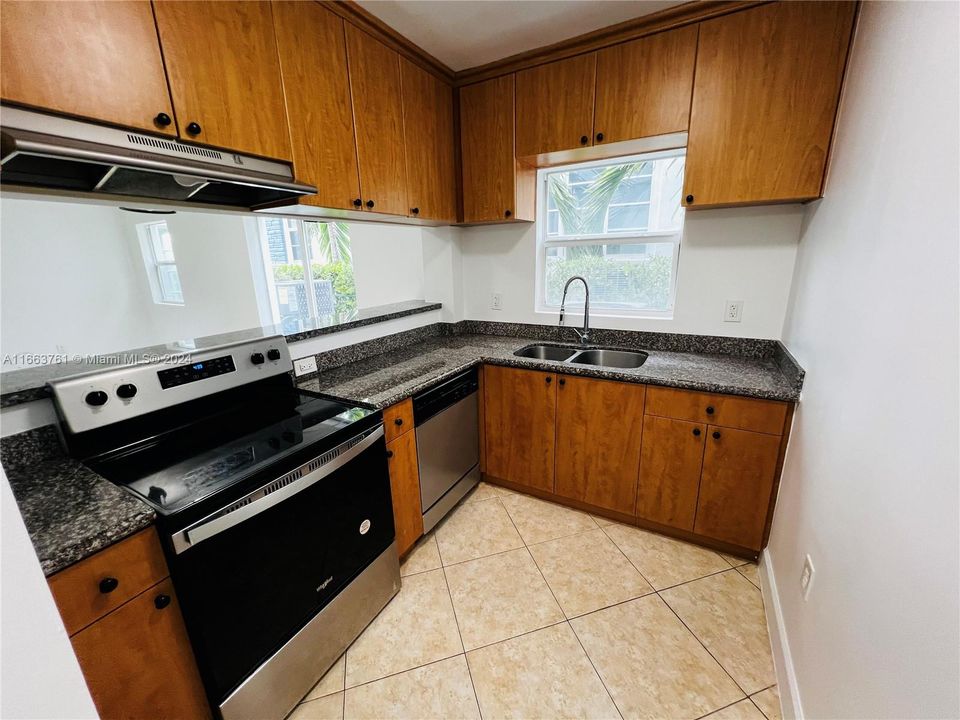 For Rent: $2,300 (1 beds, 1 baths, 775 Square Feet)