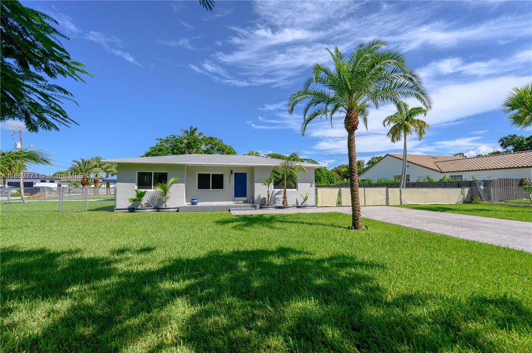 For Sale: $895,000 (3 beds, 2 baths, 1761 Square Feet)