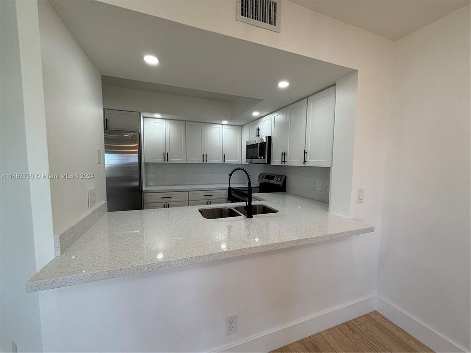 For Sale: $218,000 (1 beds, 1 baths, 1046 Square Feet)