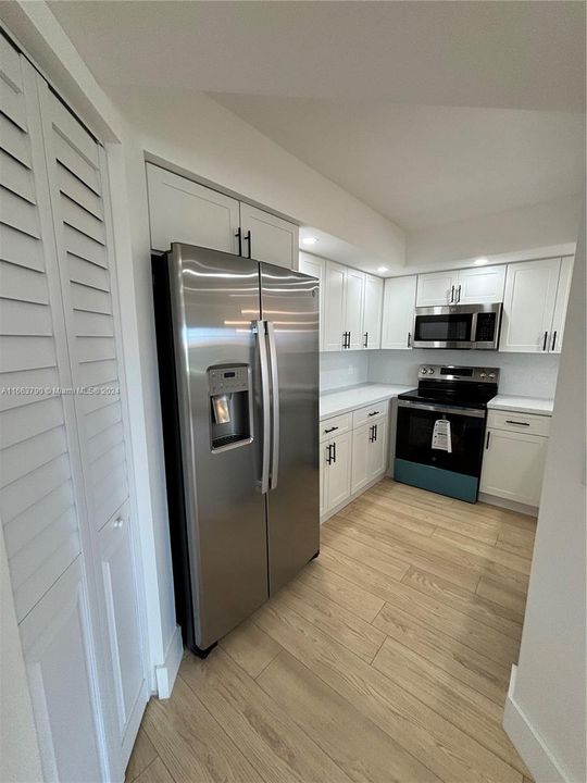 For Sale: $218,000 (1 beds, 1 baths, 1046 Square Feet)