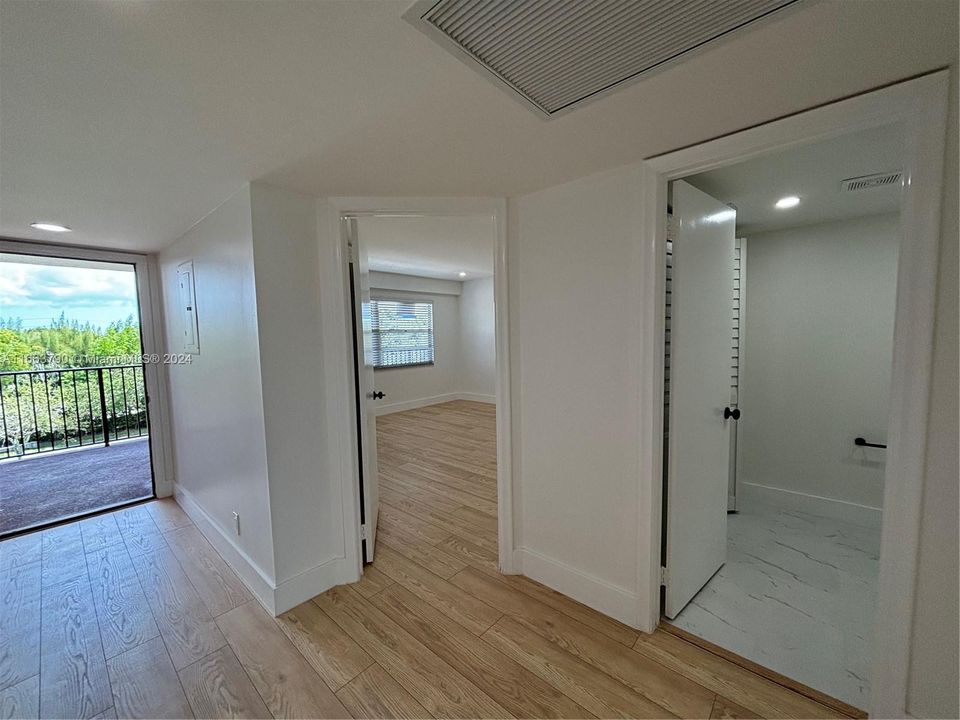 For Sale: $218,000 (1 beds, 1 baths, 1046 Square Feet)