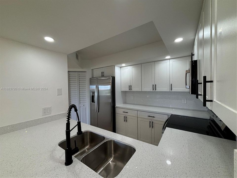 For Sale: $218,000 (1 beds, 1 baths, 1046 Square Feet)