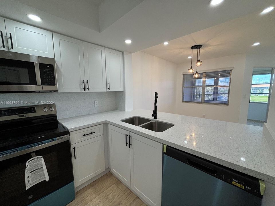 For Sale: $218,000 (1 beds, 1 baths, 1046 Square Feet)