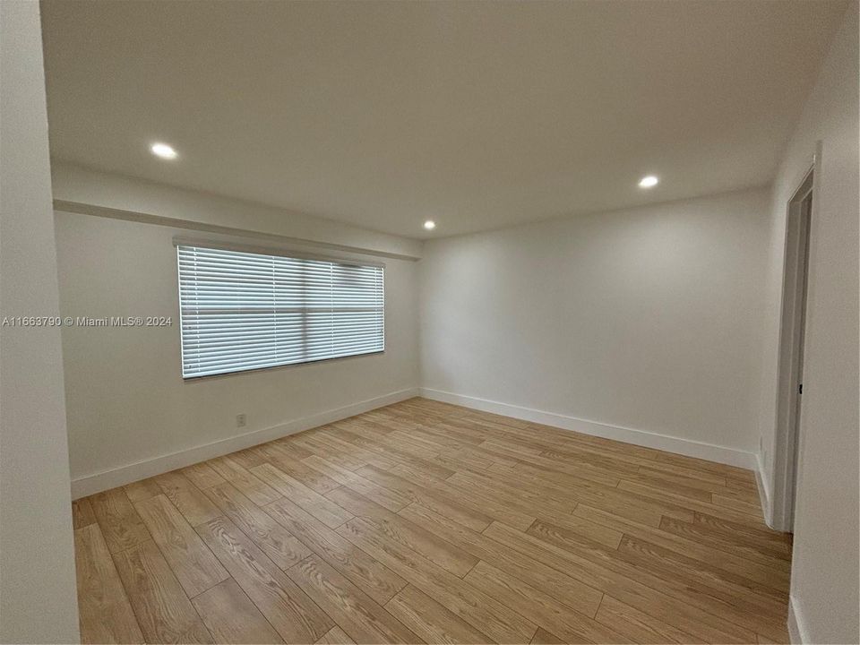 For Sale: $218,000 (1 beds, 1 baths, 1046 Square Feet)