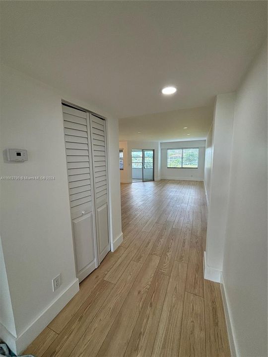 For Sale: $218,000 (1 beds, 1 baths, 1046 Square Feet)