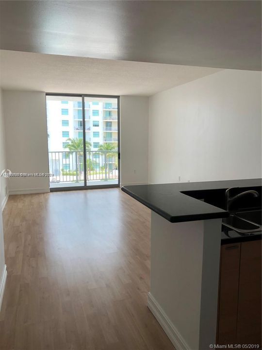 For Sale: $279,000 (1 beds, 1 baths, 810 Square Feet)