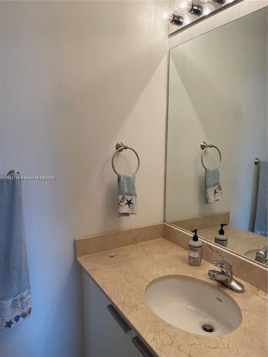 For Sale: $279,000 (1 beds, 1 baths, 810 Square Feet)