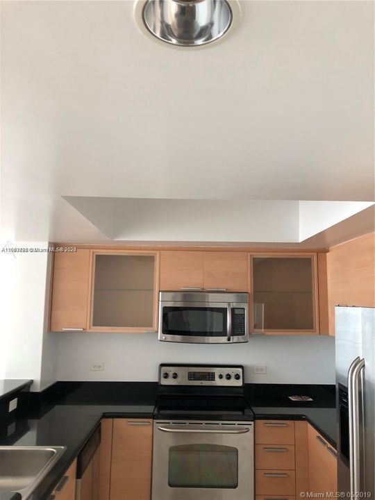 For Sale: $279,000 (1 beds, 1 baths, 810 Square Feet)