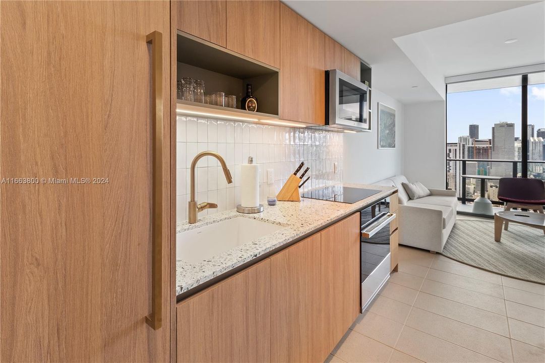 For Sale: $950,000 (1 beds, 1 baths, 550 Square Feet)