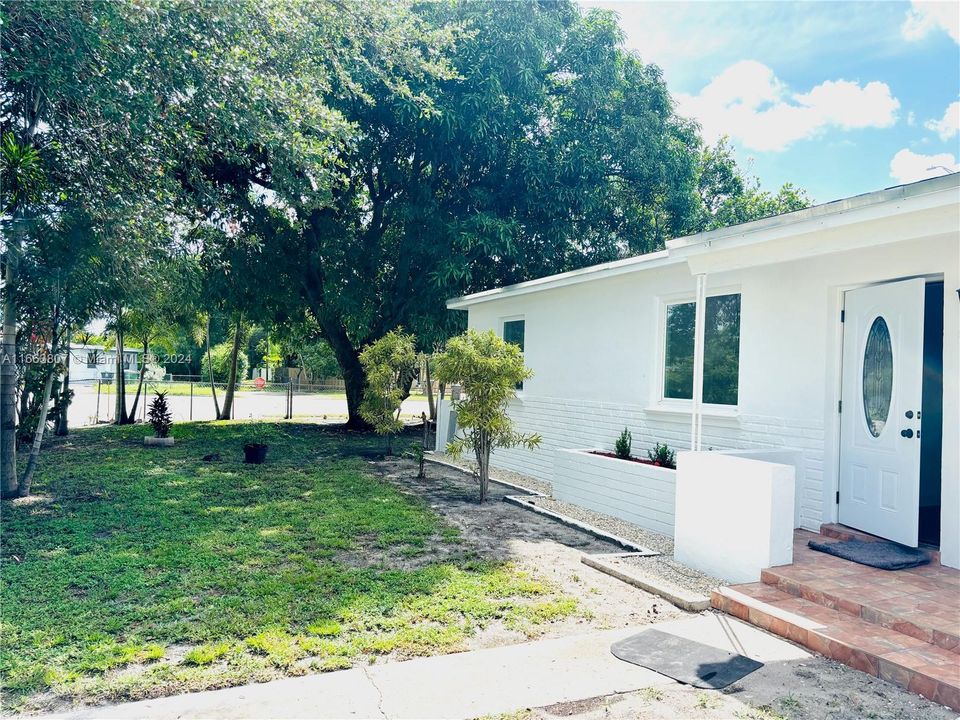 For Sale: $479,000 (3 beds, 1 baths, 961 Square Feet)