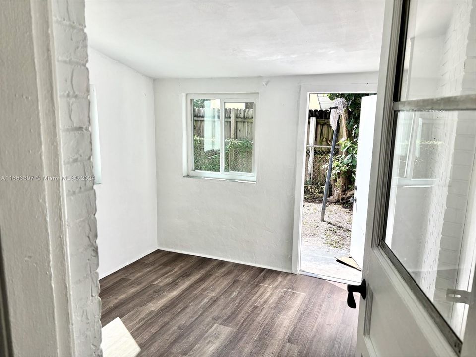 For Sale: $479,000 (3 beds, 1 baths, 961 Square Feet)