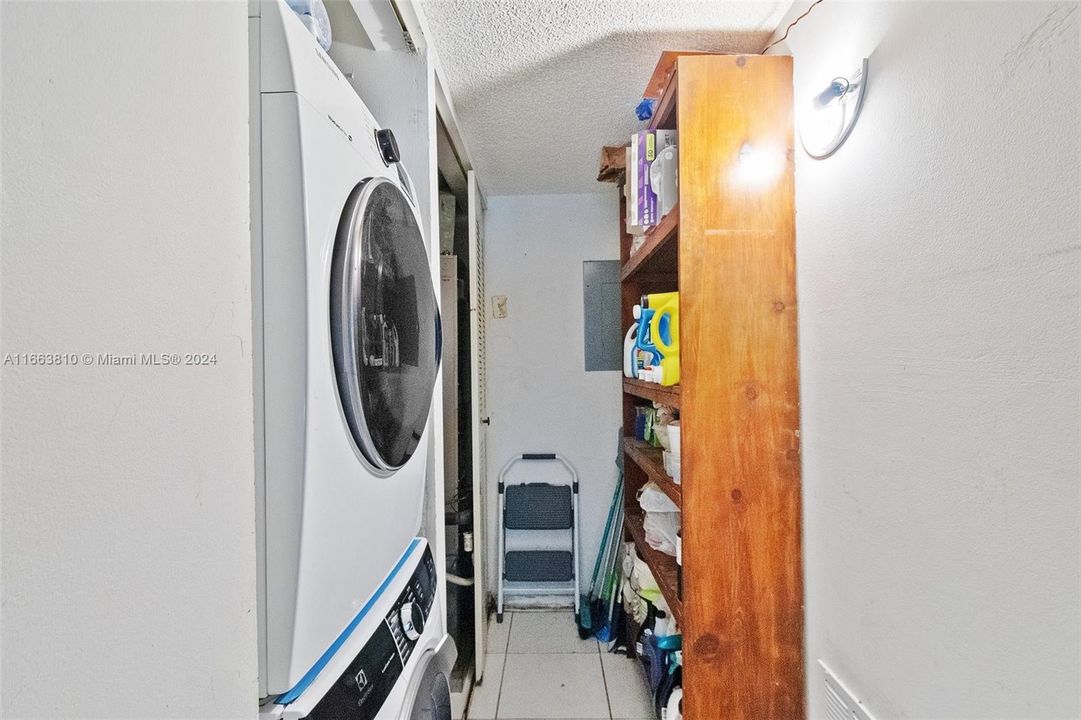 En Venta: $300,000 (2 camas, 2 baños, 1200 Pies cuadrados)